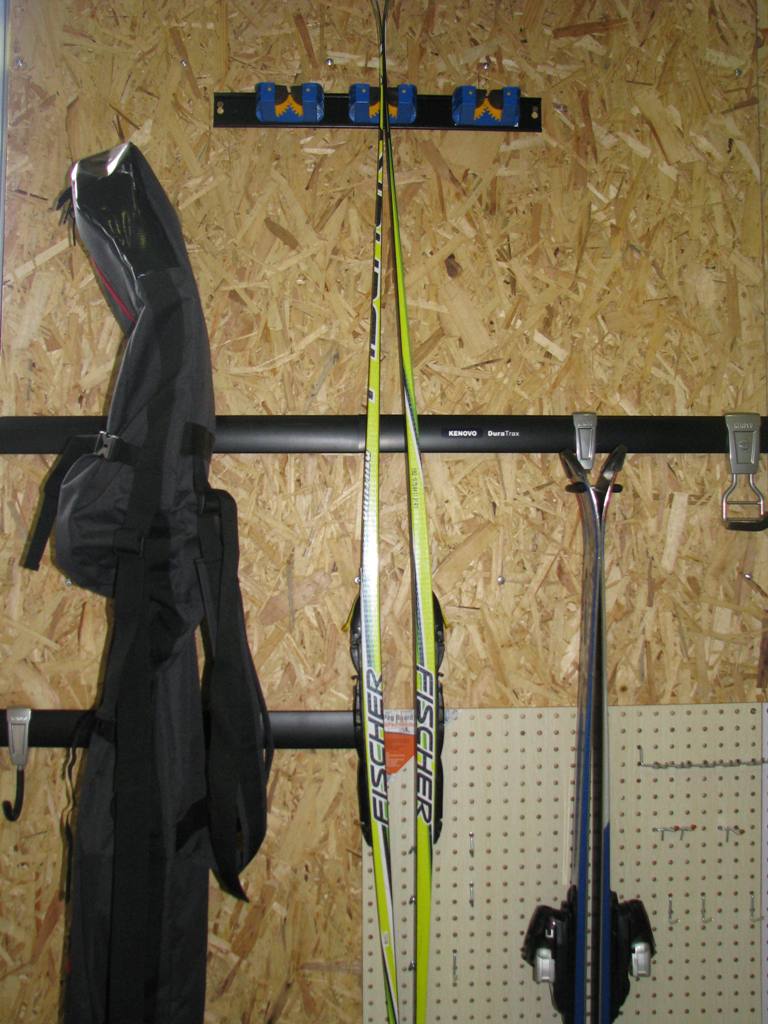 Крючки для хранения лыж