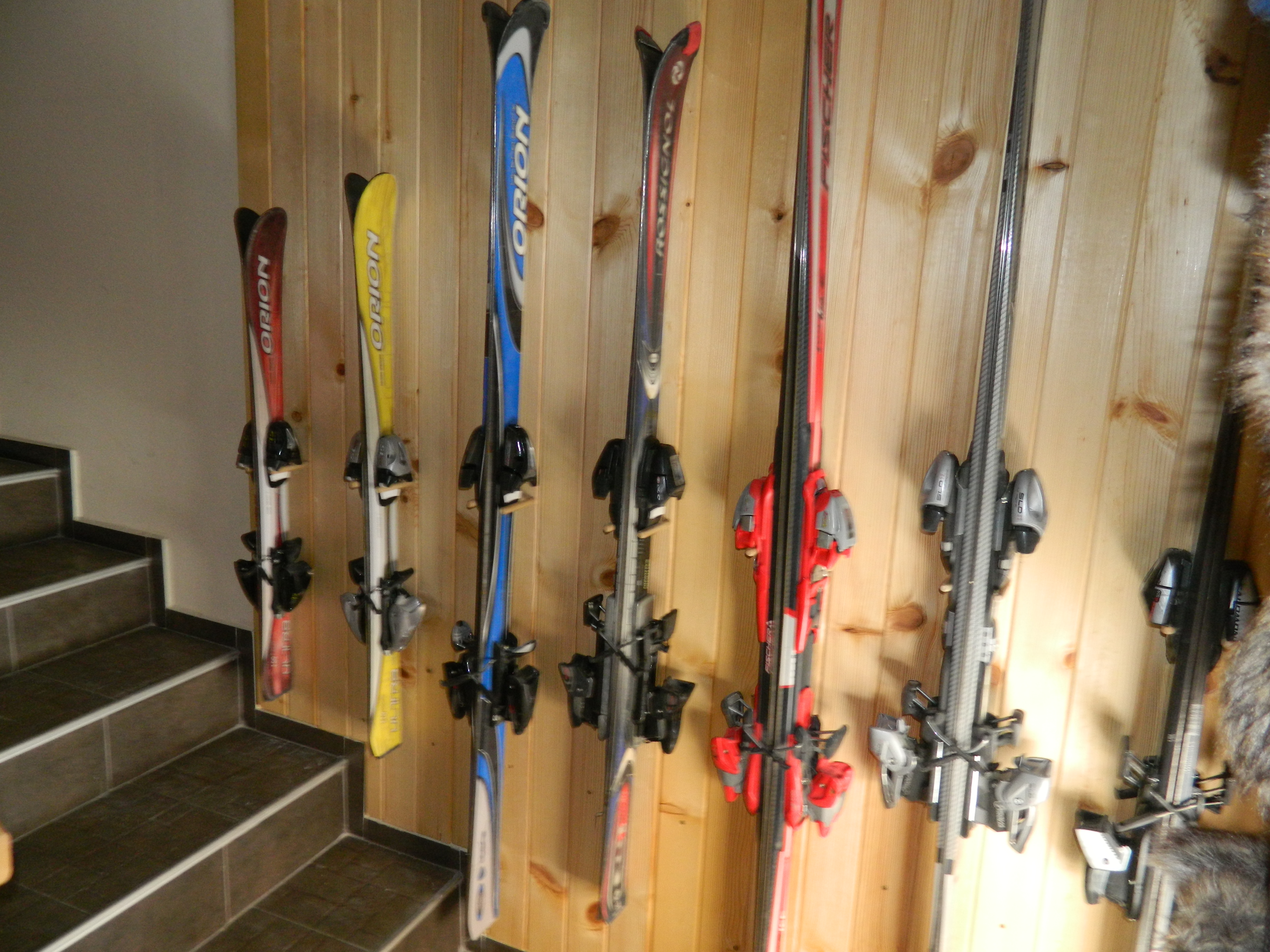 Подвесная система хранения лыж