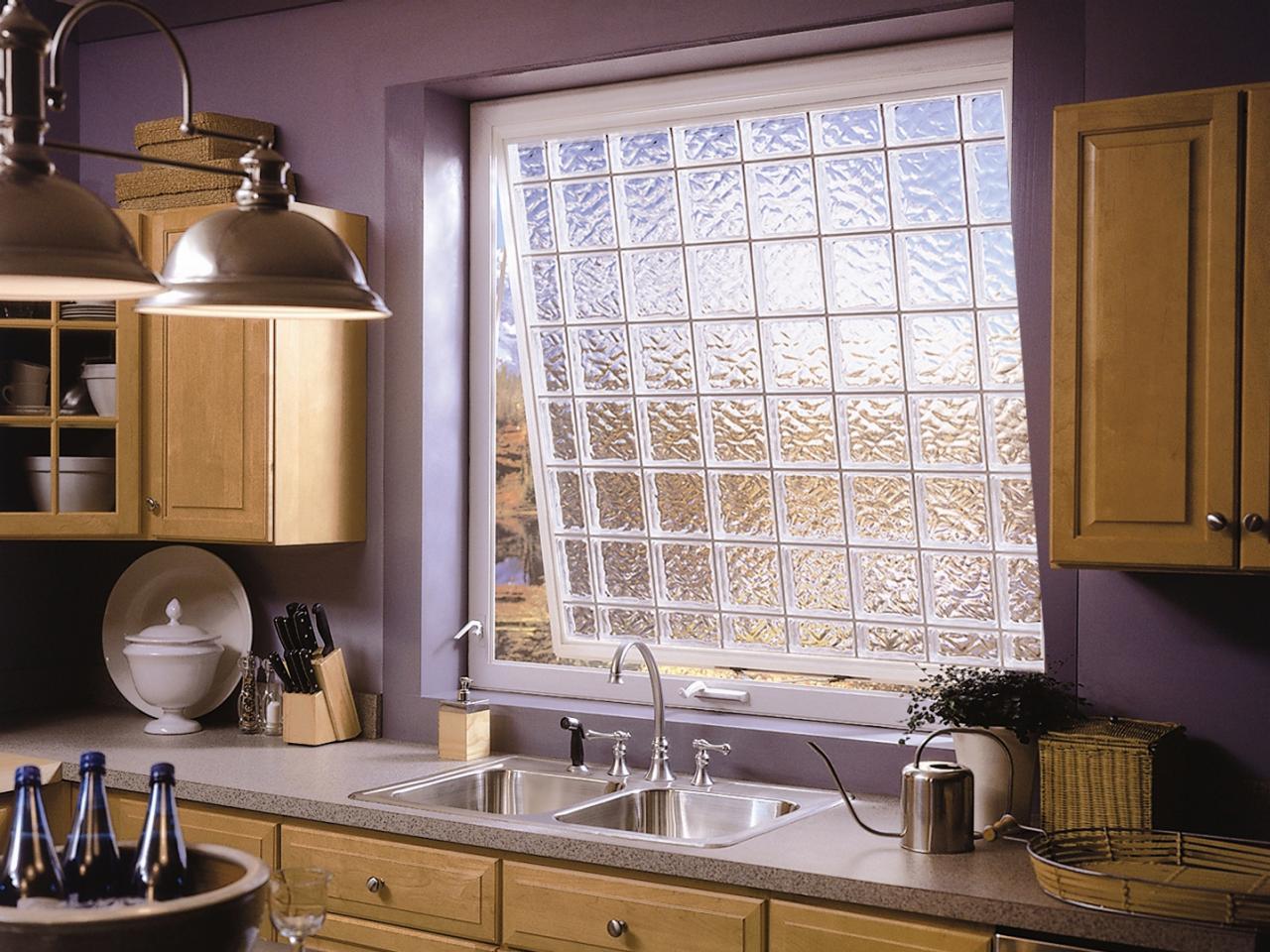 Оформление кухонного окна стеклоблоками