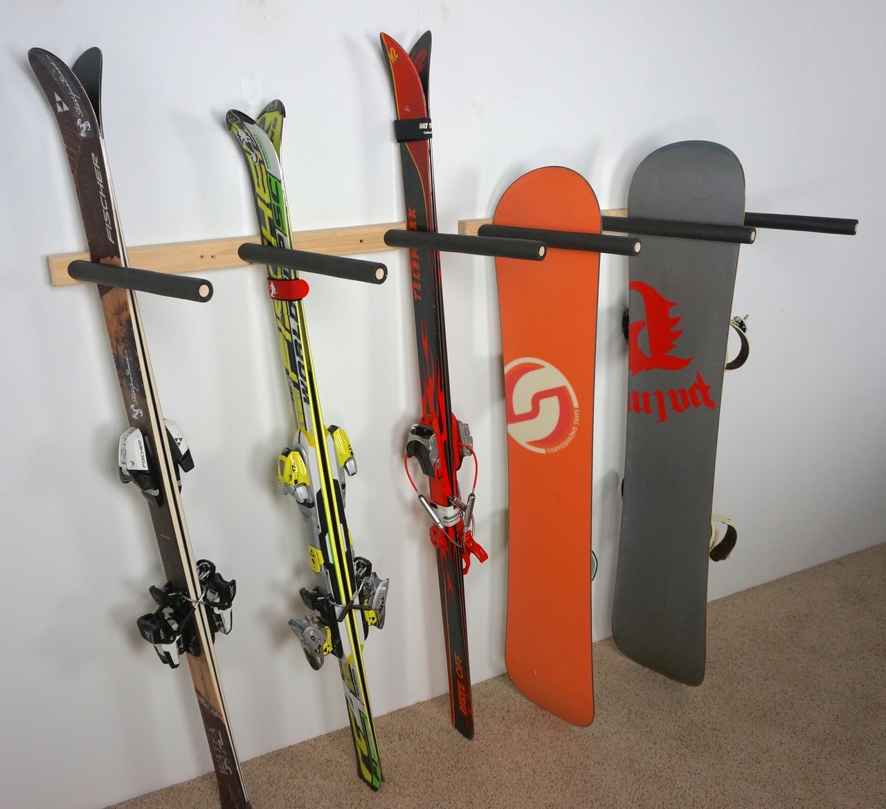 Хранение лыж у стены