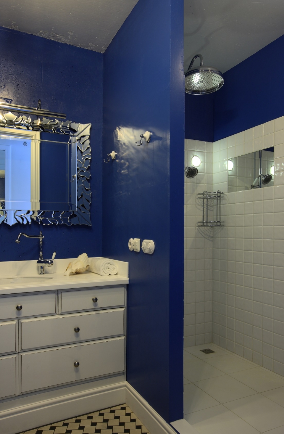 Синяя глянцевая краска в ванной