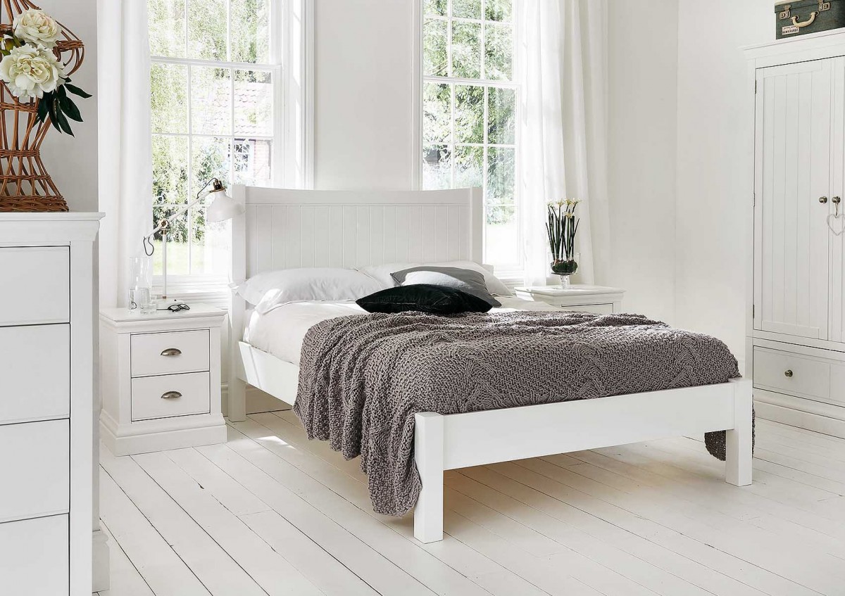 Белая кровать в деревенском стиле