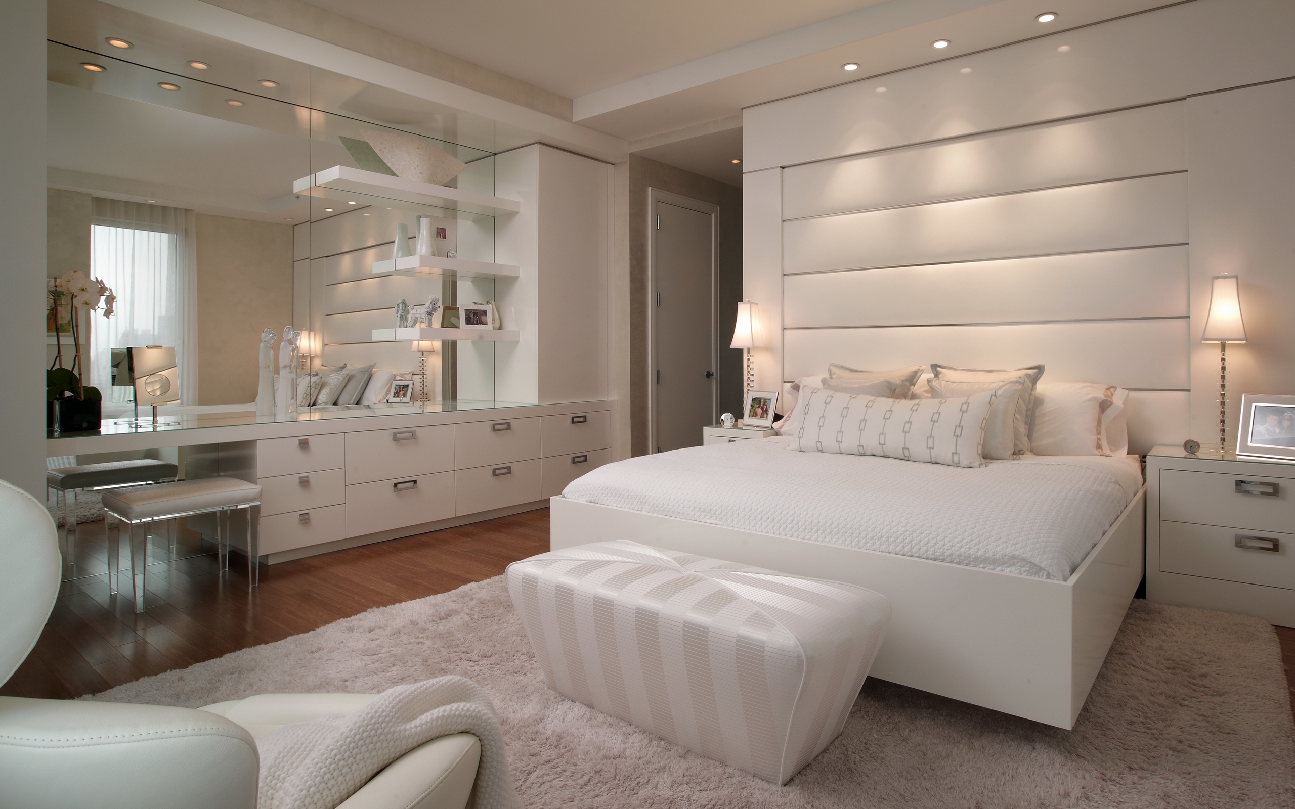 Дизайн спальни в светлых тонах в стиле хай тек