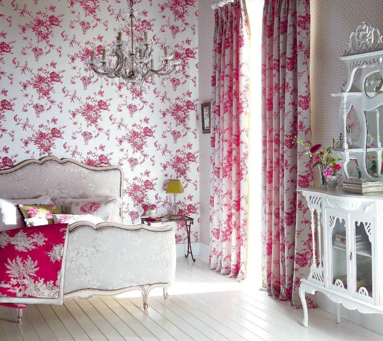 Дизайн комнаты с розовыми обоями