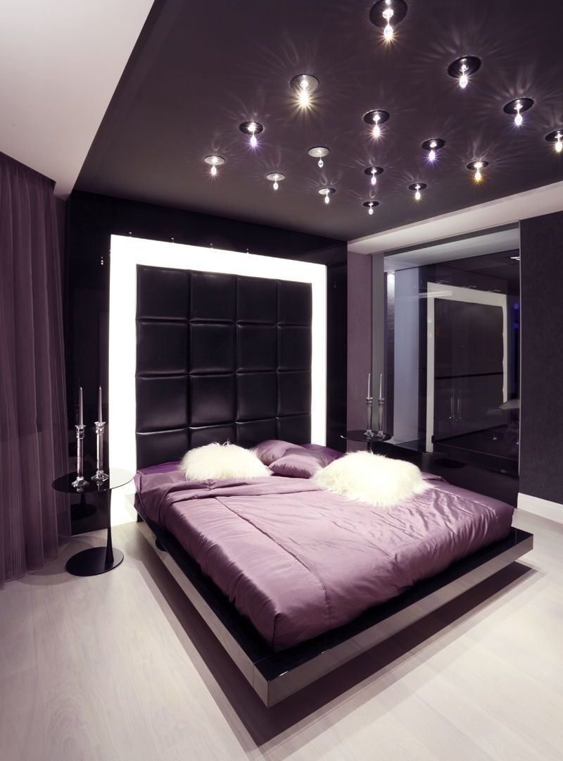 Натяжной потолок с точечными светильниками в спальне