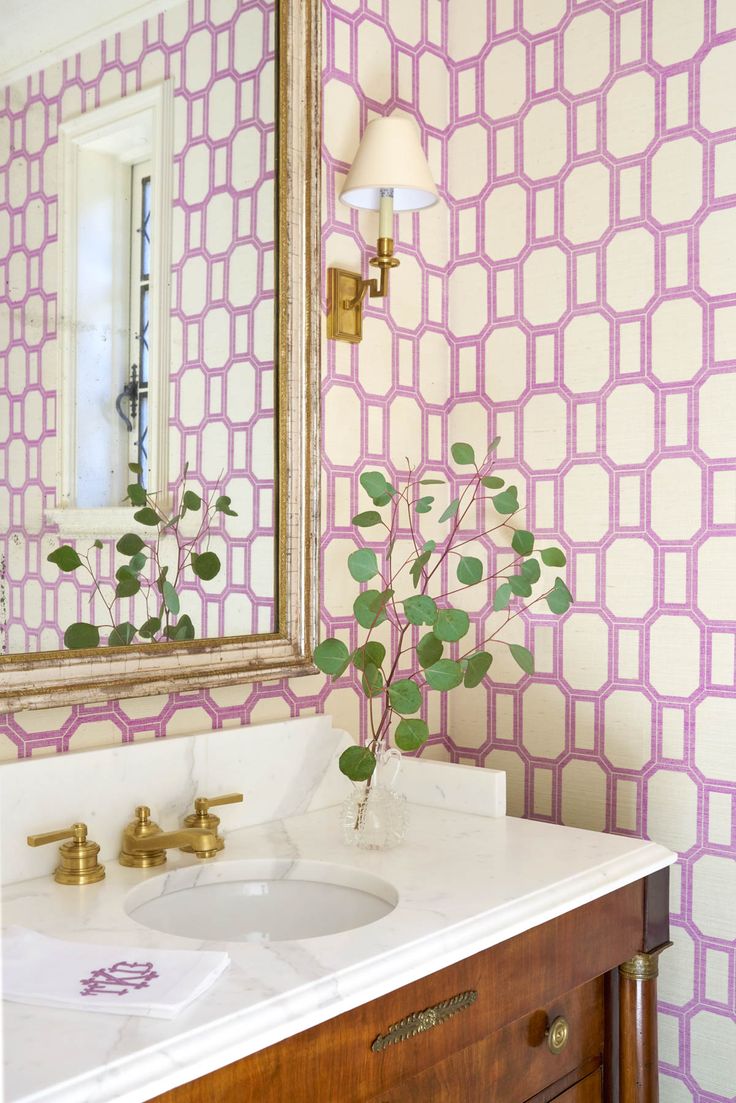 Фиолетовые обои в ванне