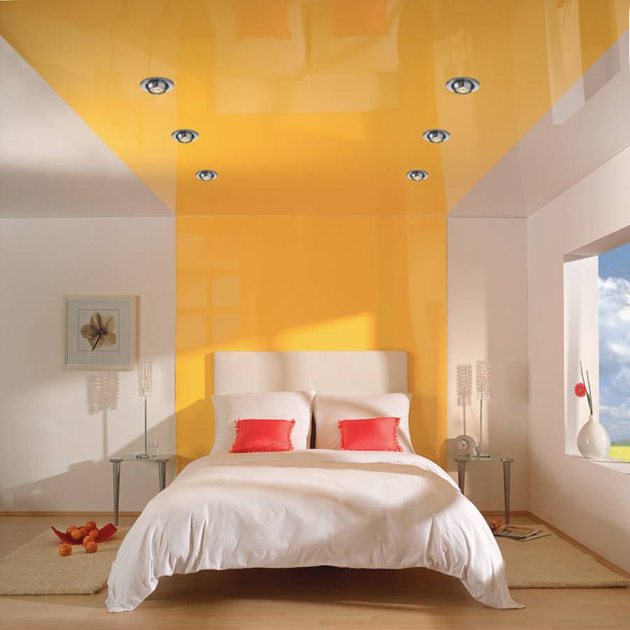 Желтый натяжной потолок в спальне