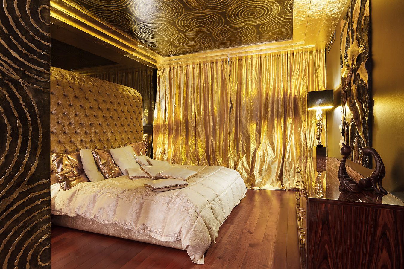 Золотой натяжной потолок в спальне