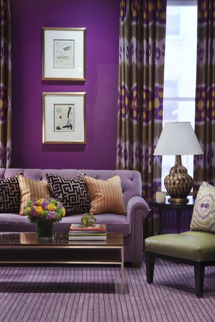 Фиолетовый диван в доме