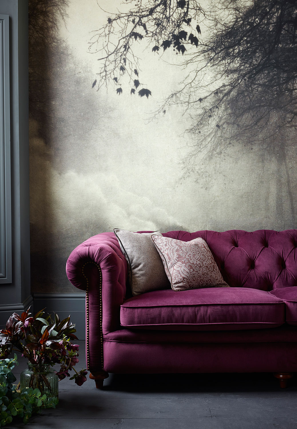 Фиолетовый диван с каретной обивкой