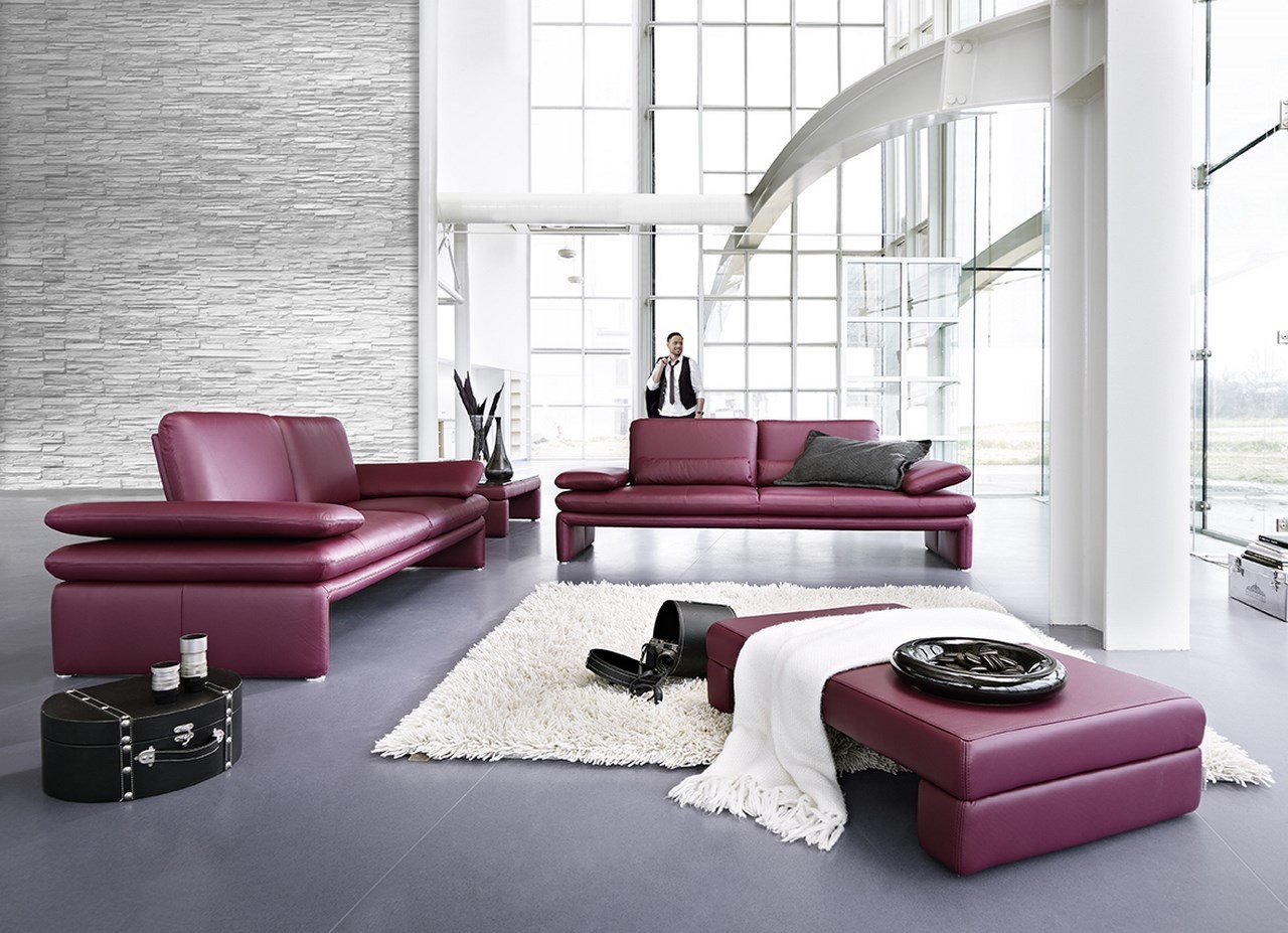 Фиолетовый кожаный диван