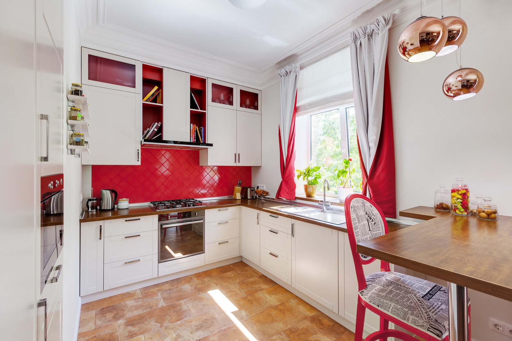Двойные красные шторы на кухне