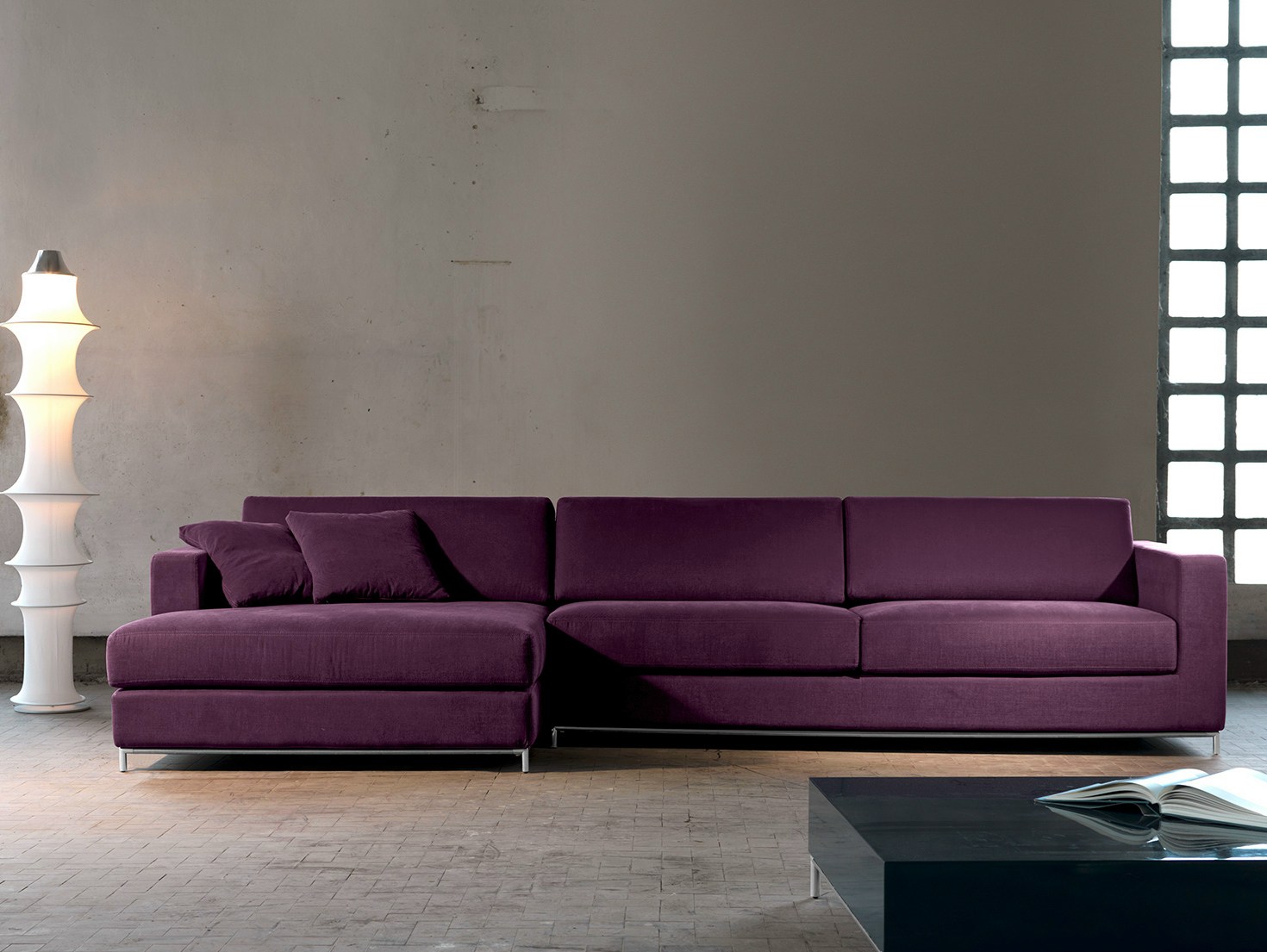 Фиолетовый диван в стиле минимализм