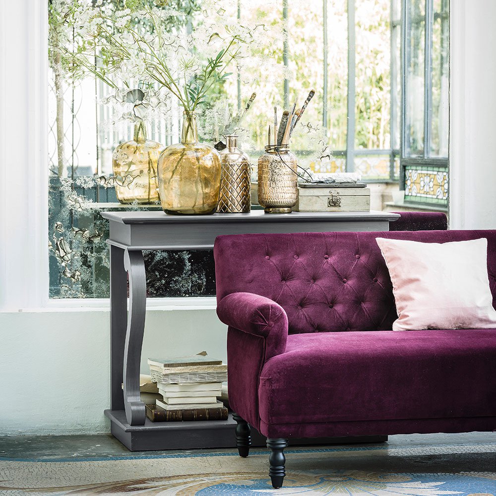 Фиолетовый диван в стиле модерн
