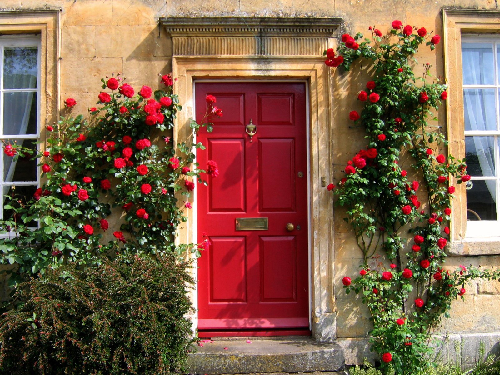 Красная дверь в дом