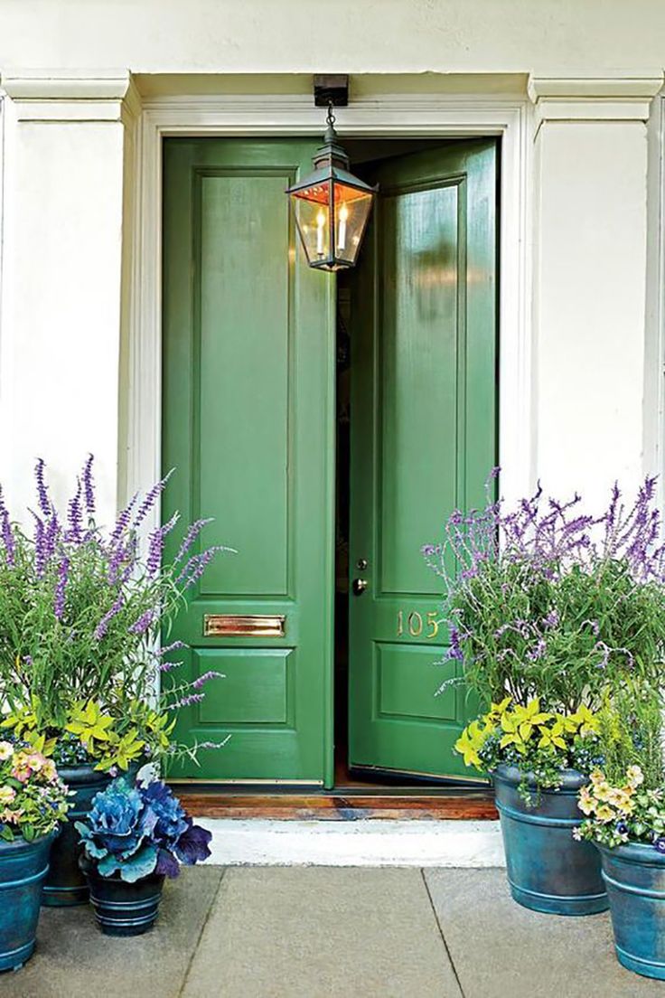 Зеленая дверь в дом