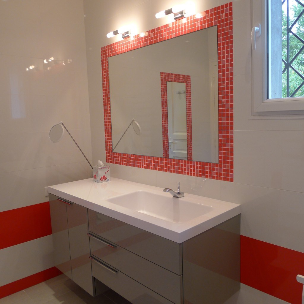 Зеркало в ванную с декором из мозаики