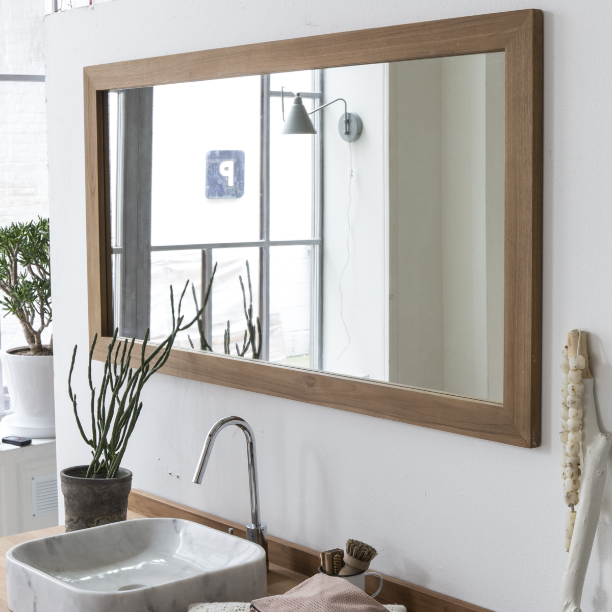 Зеркало в ванную в деревянной раме
