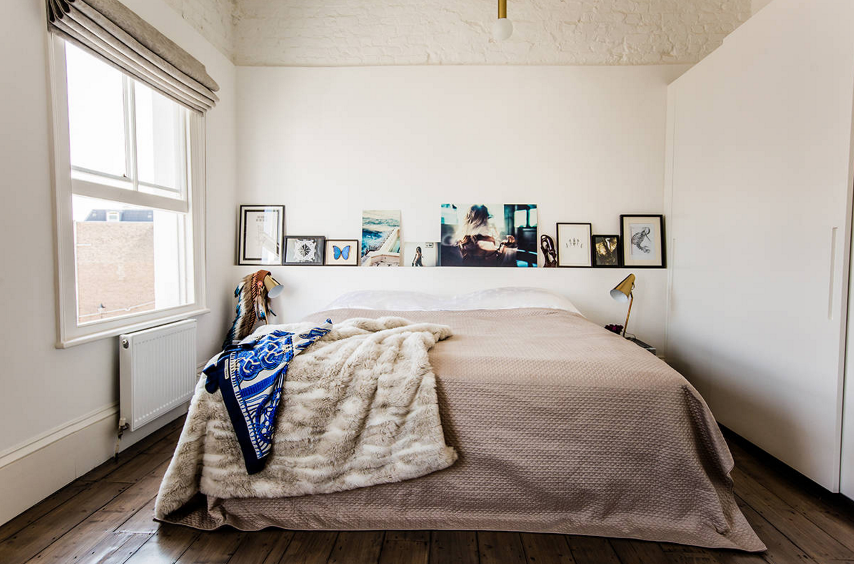 Маленькая спальня с картинами