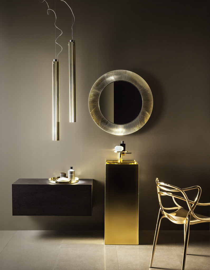 Зеркало в ванную комнату в золотом обрамлении