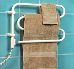 Электрический полотенцесушитель в интерьере ванной