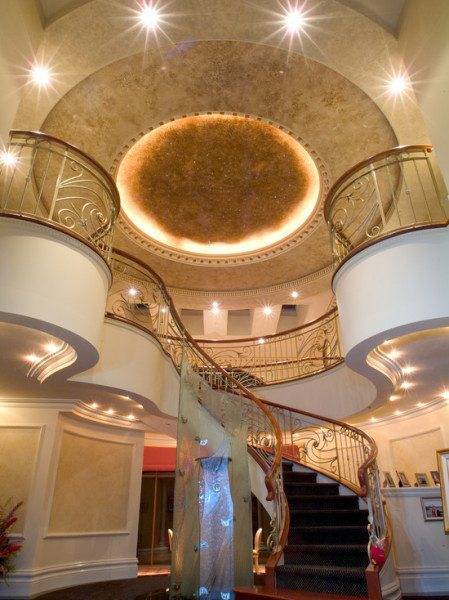 Дизайн интерьера холла с лестницей - акцент на лестницу