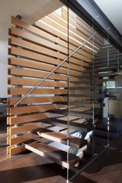 Комбинации металла, дерева, стекла и камня – норма современного производства лестниц.