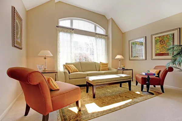 Красивая классическая гостиная с изящной мебелью — стоковое фото
