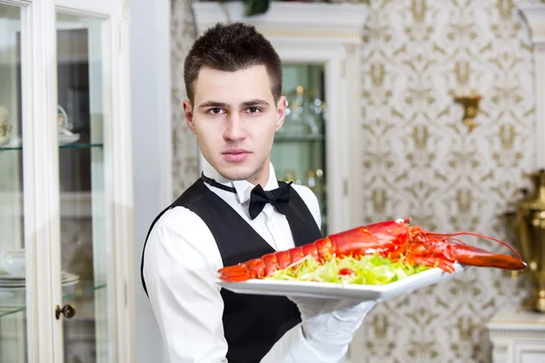 Официант с подносом еды — стоковое фото