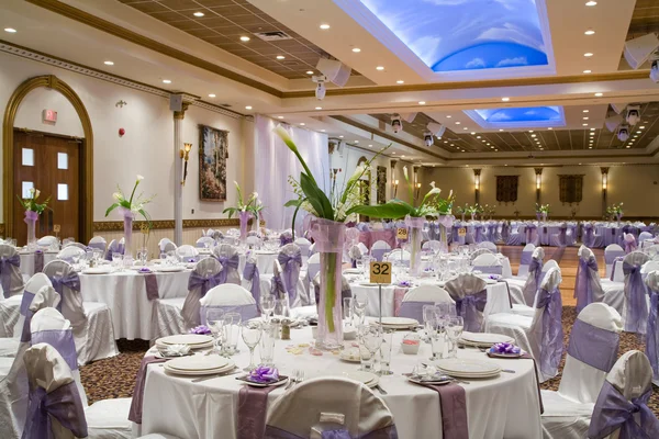Крытый свадебный прием зал с круглым столом и цветочные % — стоковое фото