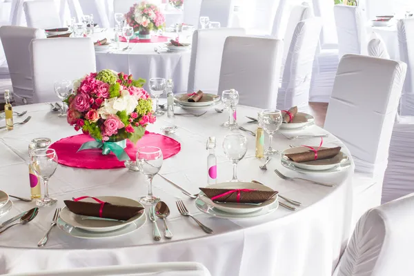Изображения таблиц, установление на роскошный свадебный зал — стоковое фото