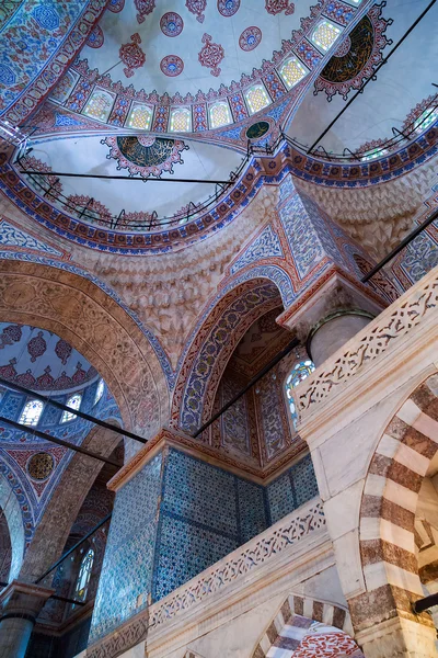 Внутри мечети Султанахмет в Стамбуле, Турция — стоковое фото