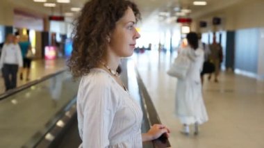 Женщина на speedwalk в аэропорту — стоковое видео