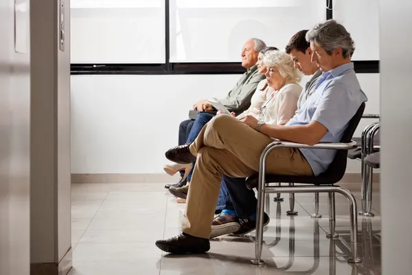 Ожидание врача в больнице лобби — стоковое фото
