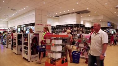 Люди внутри магазин беспошлинной — стоковое видео