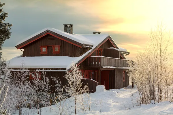 Дом в снегу. Зимний курорт — стоковое фото