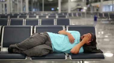 Спящая в аэропорту с глаз крышкой — стоковое видео