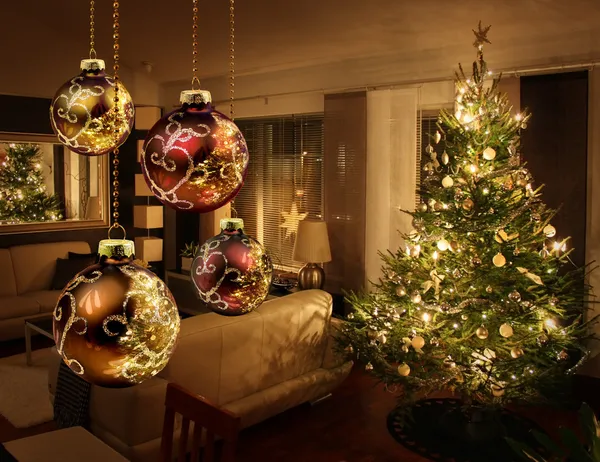 Рождественская елка в современной гостиной — стоковое фото