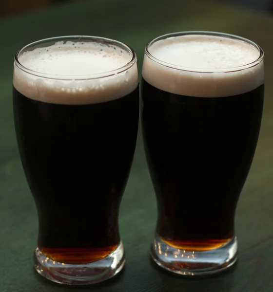 Два стакана темного пива — стоковое фото