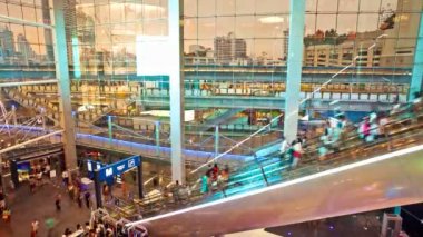 Timelapse ТЦ эскалаторы, с воздушным метро в фоновом режиме — стоковое видео