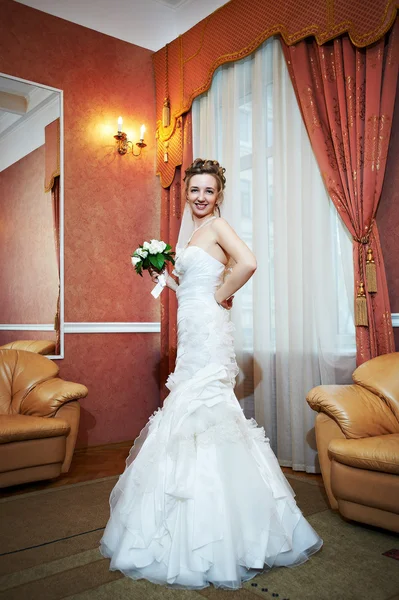 Счастливый красивая невеста в интерьере свадебного дворца — стоковое фото