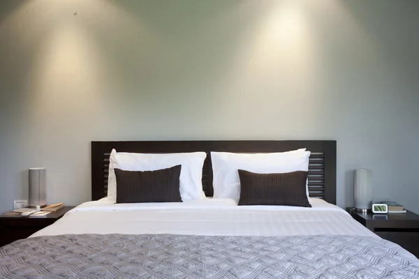 Кровать в гостиничном номере ночью — стоковое фото