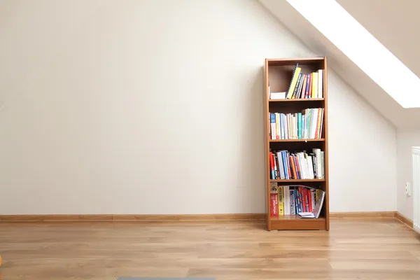 Книжный шкаф в пустой комнате — стоковое фото