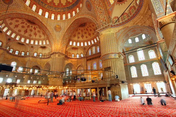 Внутри Исламской Голубая мечеть в Стамбуле, Турция — стоковое фото