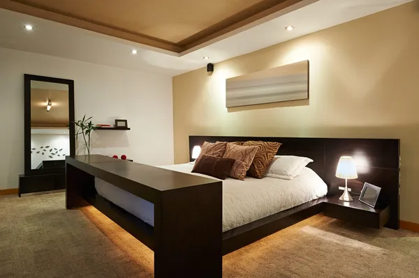 Дизайн интерьера: большая современная спальня — стоковое фото