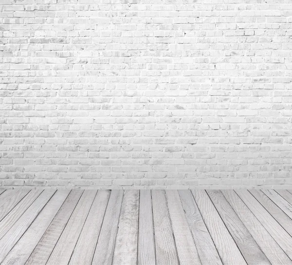Пространство салона с белой кирпичной стеной и деревянным полом — стоковое фото
