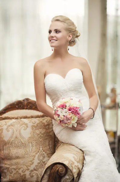 Невеста в свадебном платье в роскошный интерьер — стоковое фото