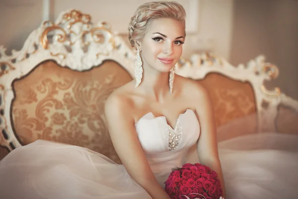 Невеста в свадебном платье с ювелирные изделия с бриллиантами — стоковое фото