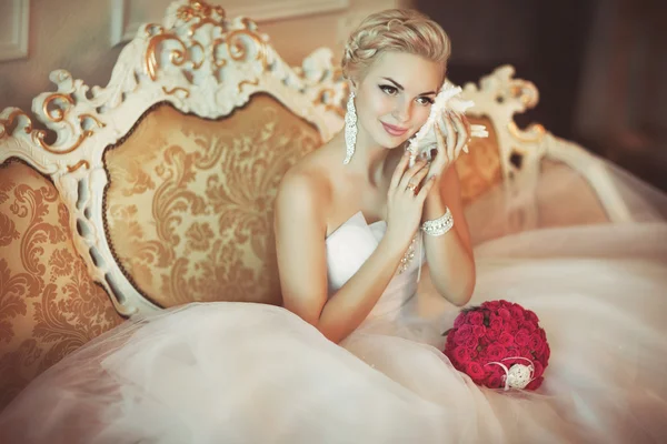 Невеста в свадебном платье с ювелирные изделия с бриллиантами — стоковое фото