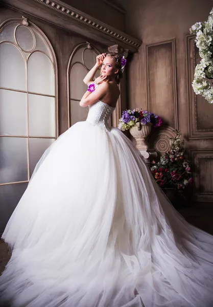Красивая блондинка невеста в роскошном свадебном платье в интерьере — стоковое фото
